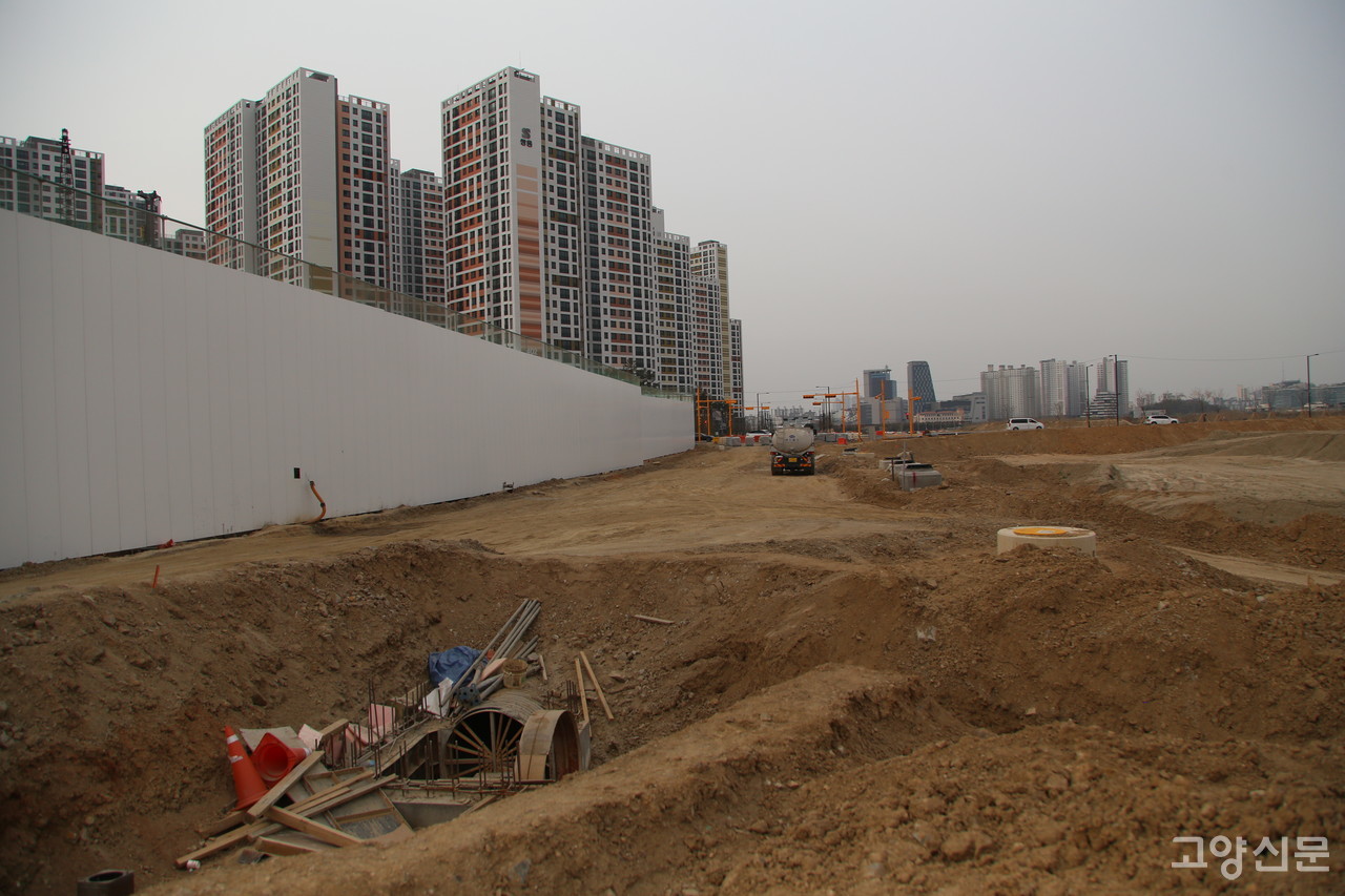 A4블록 ‘쌍용더플래티넘’(1566세대)과 A5블록 ‘일산라이브더센텀’(759세대)만이 장항지구 아파트 중 완공됐다. 지난달 31일부터 7월 28일까지 이 아파트에 2325세대가 입주한다.