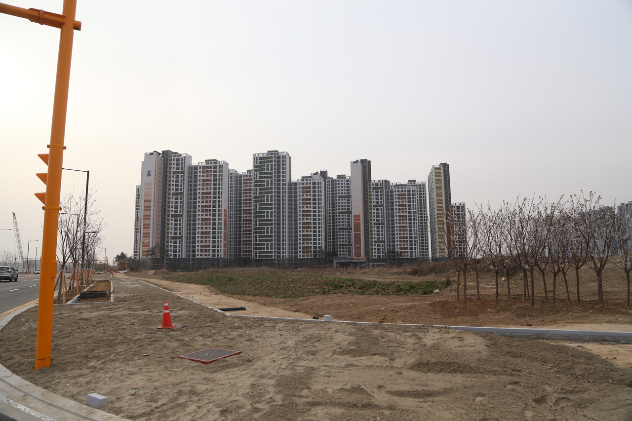 장항지구 A4.A5블록에서 좌회전하는 도로는 개통됐지만 킨텍스 쪽으로 가는 도로는 요원한 실정이다.