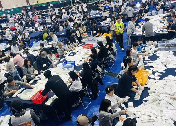 4·10 총선 투표가 종료된 10일 오후 덕양구(고양갑, 고양을) 개표소인 고양어울림누리 체육관에서 개표사무원들이 투표지 분류 작업을 하고 있다.