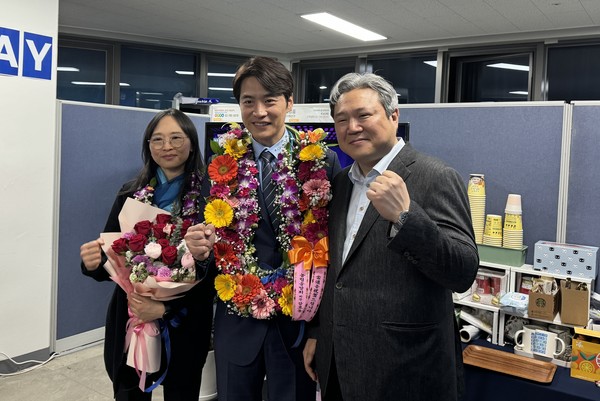 한준호 고양을 당선인이 10일 밤 당선이 확실시된 후 지지자들로부터 화환을 건네받고 기념촬영에 응했다.