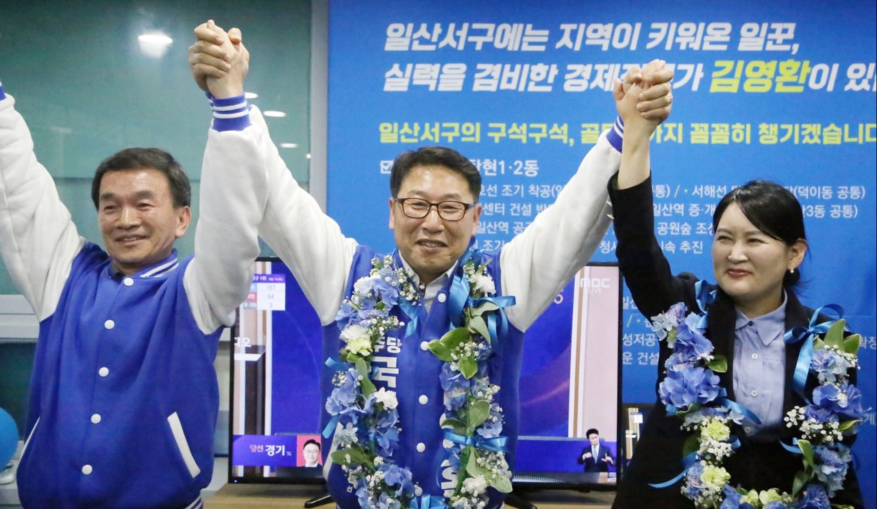 (왼쪽부터) 정병춘 선대본부장, 김영환 당선인, 부인 우진양씨.