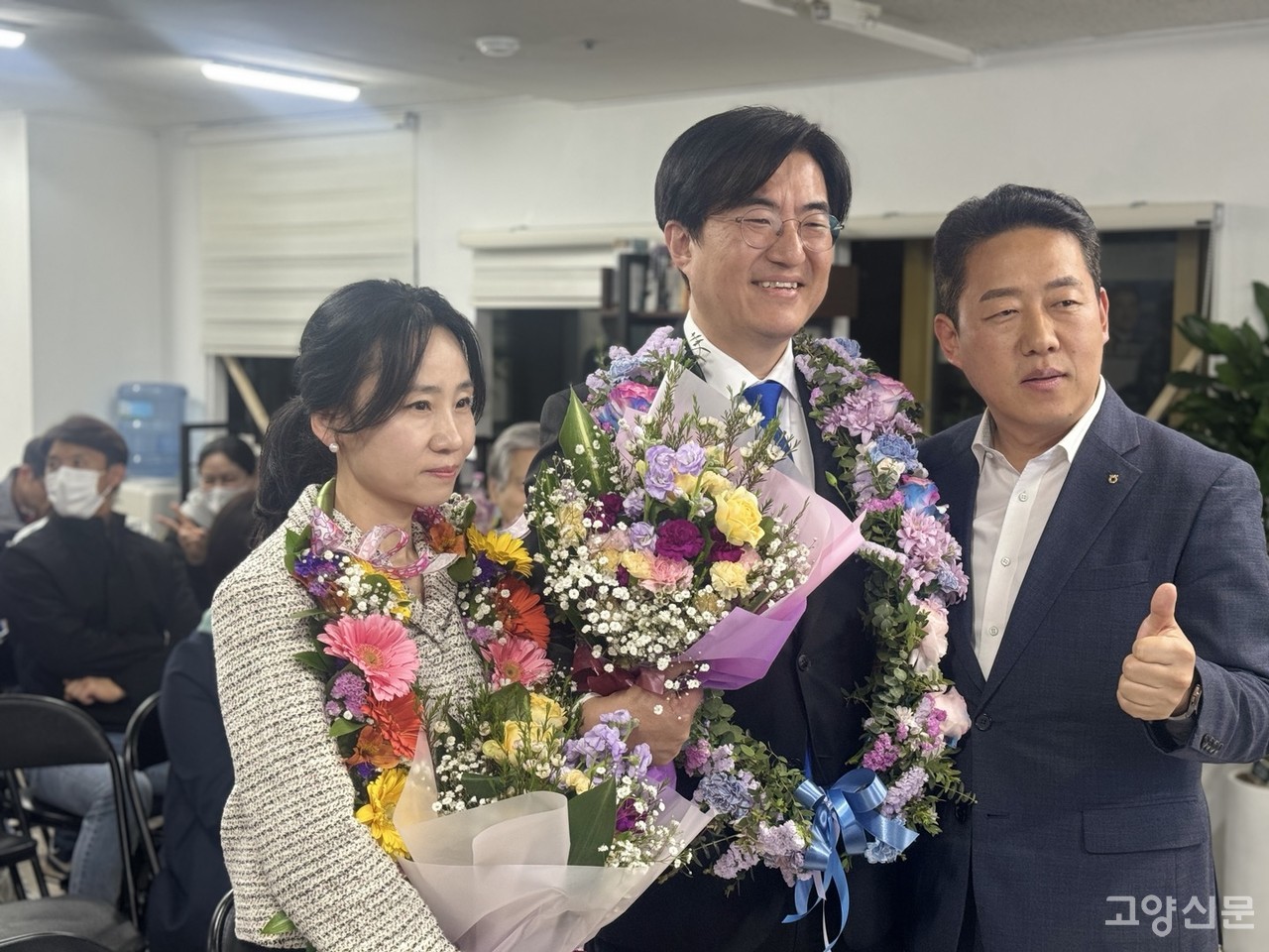 김성회 고양갑 당선인이 10일 밤 당선이 확실시된 후 지지자들의 축하를 받으며 환하게 웃고 있다.