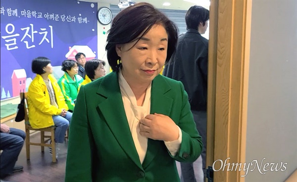 심상정 녹색정의당 고양갑 국회의원 후보가 10일 오후 6시께 선거 사무소에서 선거운동원들과 함께 지상파 3사의 예측(출구) 조사 발표를 지켜본 뒤 무거운 표정으로 밖으로 나와 개인 사무실로 향하고 있다. [사진제공= 오마이뉴스]