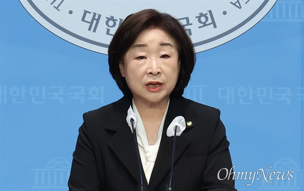 심상정 녹색정의당 공동선거대책위원장이 11일 오전 서울 여의도 국회 소통관에서 22대 총선 결과 관련 기자회견을 열어 “21대 국회의원 남은 임기를 마지막으로 25년간 숙명으로 여기며 받들어 온 진보 정치의 소임을 내려놓겠다”고 입장을 발표했다. (사진제공= 오마이뉴스)