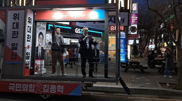 총선 선거운동 기간 동안 자발적으로 30여 차례 거리유세 지원에 나섰다는 박대석 고양시서울편입추진위 사무총장. [사진제공=박대석]