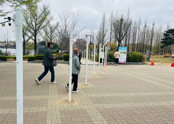 호수공원 한울광장을 가로막는 펜스 봉이 설치되어있다.