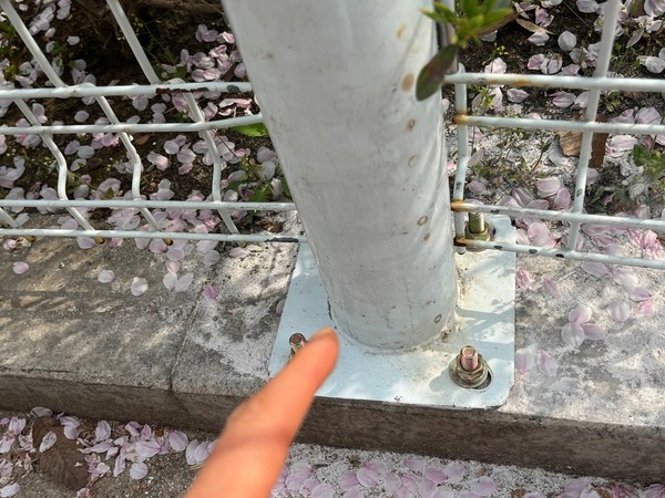 설치된 봉의 나사가 밖으로 돌출되어있어 안전문제 등이 제기되고 있다.