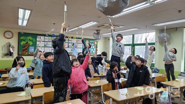 모형 신기전을 만들고 '발사'를 외치며 즐거운 시간을 갖는 학생들.,