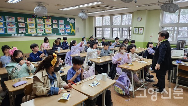 최영숙 강사가 행주대첩에 대해 설명한 후 모형신기전 만들기를 하고 있다.