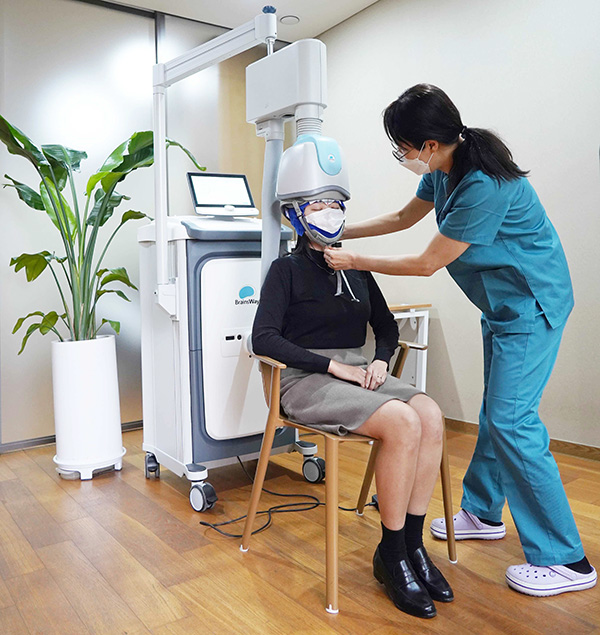 명지병원 뉴로모듈레이션센터 dTMS(Deep TMS) 치료 장면 [사진 제공 = 명지병원]