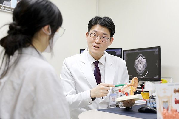 인제대학교 일산백병원 이비인후과 이승재 교수가 전정신경초종 증식 억제 치료방안을 제시해 대한이과학회 최우수 연제상을 수상했다. [사진 제공 = 일산백병원]