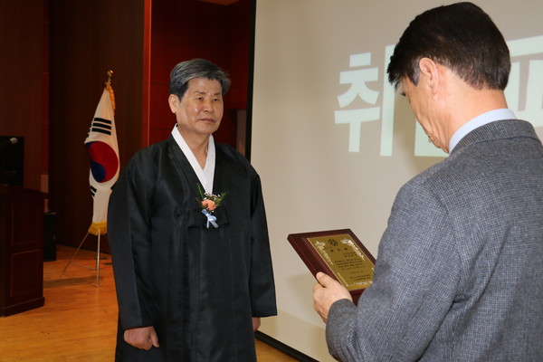 임명장을 받고 있는 김용규 회장 [사진제공=고양문화원]