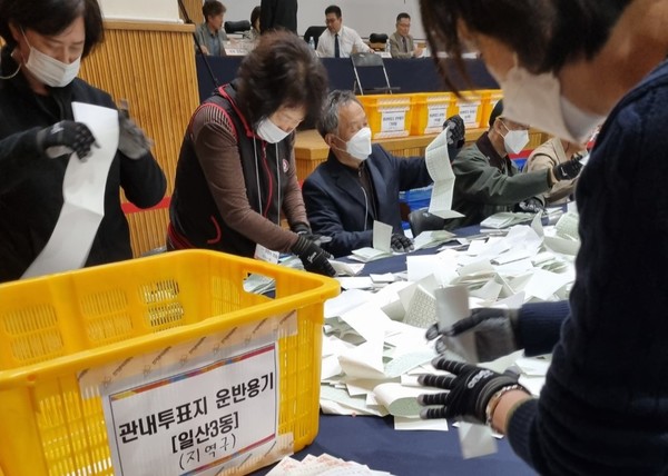 지난 10일 밤 일산서구 주엽고 강당에서 제 22대 총선 고양정 선거구의 개표 작업이 진행되고 있다.