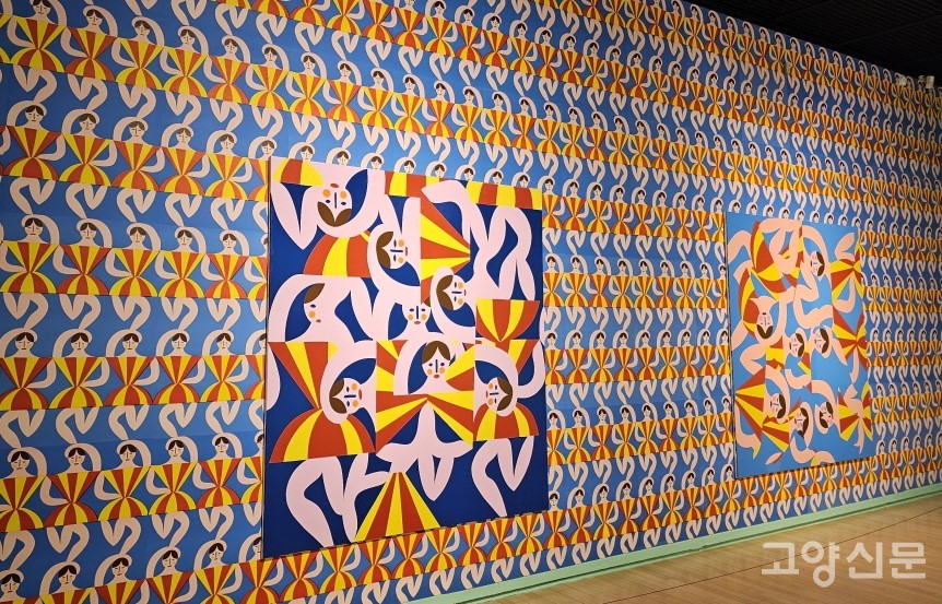 섹션1. 그림 벽지 위의 작품들.