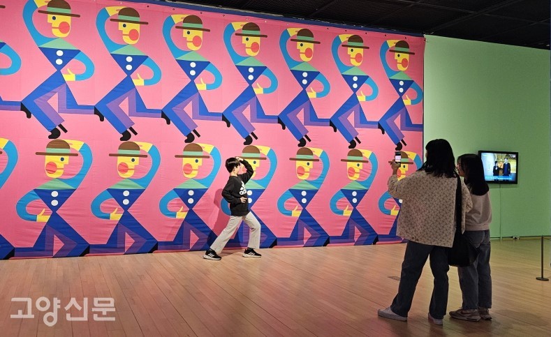 어린이 관객이 작품속 캐릭터의 동작을 따라하고 있다