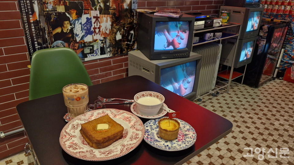 청킹에쏘에서는 생강즙으로 만든 우유푸딩과 기름에 튀겨 바삭하고 촉촉한 홍콩식 토스트, 연유가 들어간 밀크티 등 색다른 메뉴를 만날 수 있다. 