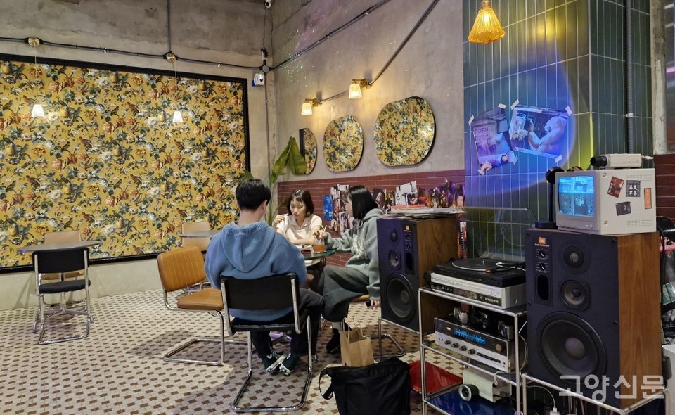 그시절 우리가 사랑했던 홍콩영화속 한장면을 연상케 하는 인테리어와 특별한 메뉴로 남녀노소의 많은 사랑을 받는 청킹에쏘.