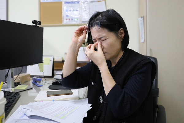 안구건조증으로 인해 눈이 건조하고 뻑뻑해지면 눈알이 빠질 것 같은 극심한 통증과 두통도 생길 수 있다. [사진 제공 = 일산백병원]