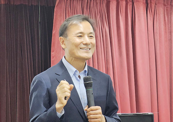 김혜성 사과나무의료재단 이사장은 “내가 평소 건강하다고 생각하는 것 자체가 더 오래 건강하게 살 수 있는 원동력이 된다”고 강조하며 “특히 어르신들에게는 코와 입에서 합쳐지는 부위인 인두부에 직접 영향을 줘 호흡기 건강에 직결되는 입속 세균 관리가 중요하다”고 말했다.