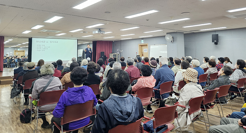 이날 건강특강에는 덕양노인종합복지관 이용회원 75명 이상이 참석해 김혜성 이사장의 강의를 들었다. 
