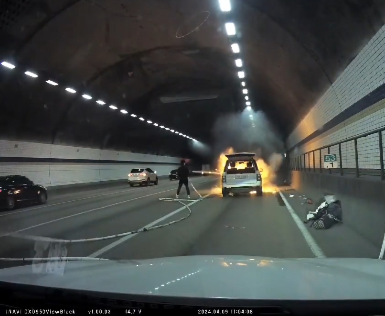 9일 노고산 터널에서 발생한 화재를 진압 중인 김병규 소방관. [사진제공=고양소방서]