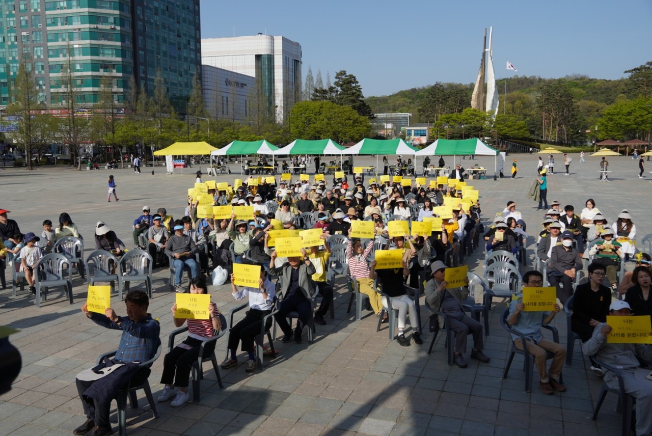 세월호 참사 10주기 추모행사가 13일 일산문화광장에서 열렸다.
