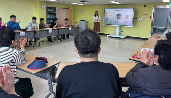 문촌7종합사회복지관이 성인 발달장애인을 대상으로 공동미술 활동을 통한 사회적 상호작용 촉진 프로그램 ‘함께하는 미술-위드아트(With Art)’를 진행하고 있다.