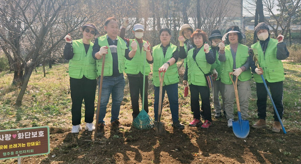  행주동 주민자치회 위원들이 초화를 심고 잠시 사진을 찍었다.