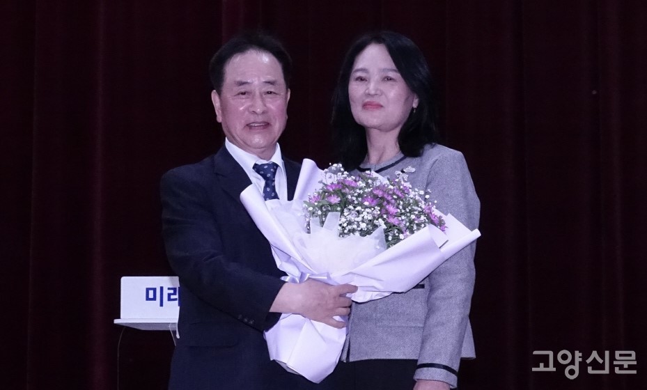 지부 임원으로부터 축하 꽃다발을 전달받은 박충곤 신임 지부장(왼쪽). [사진제공=한국사진작가협회 고양지부]