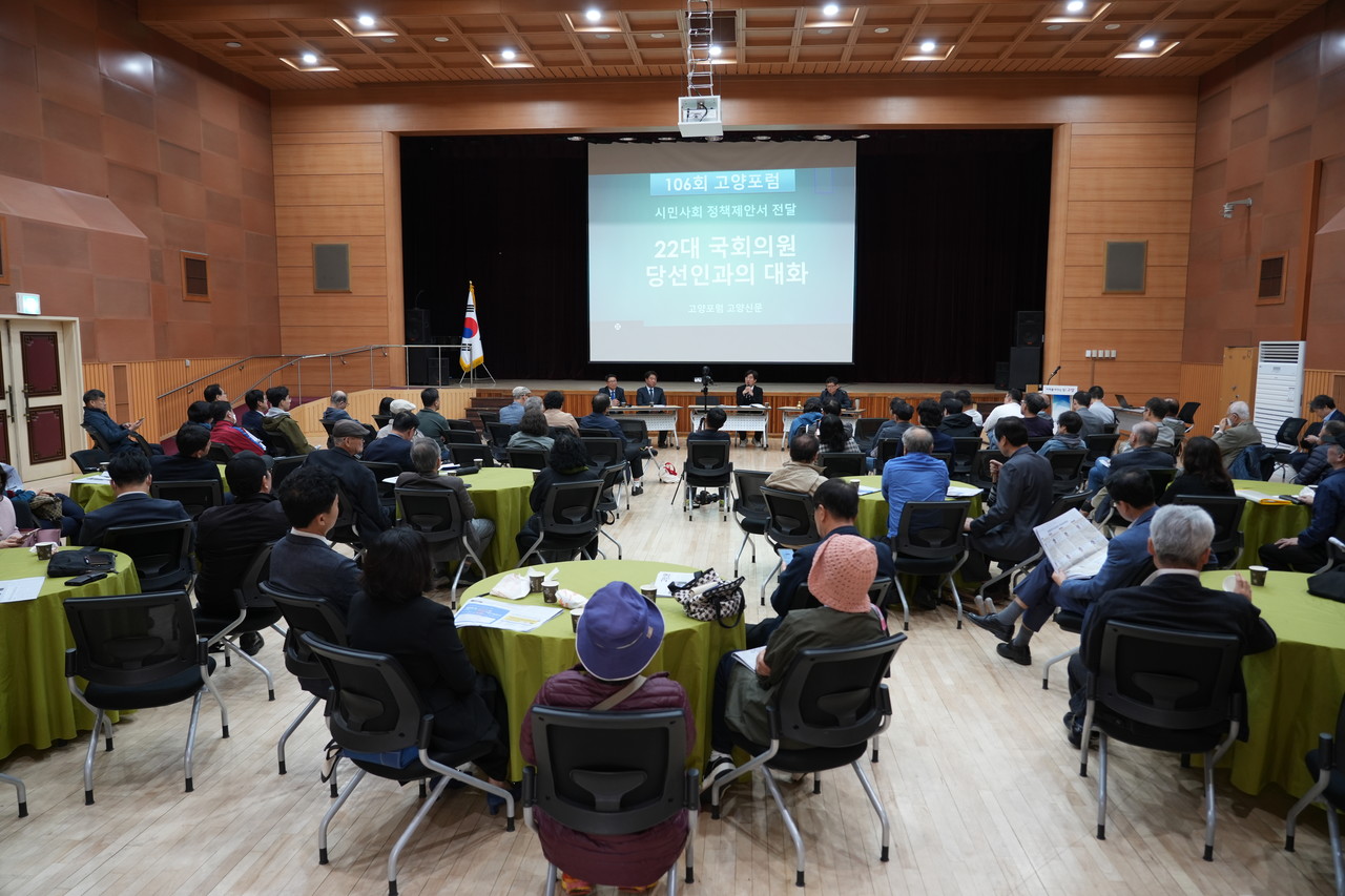 4명의 당선인들은 고양포럼에 참석한 많은 고양시민들 앞에서 때로는 진중하게, 때로는 허심탄회하게  앞으로의 포부를 전했다. [사진 = 박경만 전문기자]