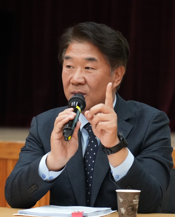 이기헌 당선인은 "미디어아트라는 새로운 장르로 꾸민 세계적 미술관을 호수공원 인근에 꼭 한번 만들어보고 싶다"고 말했다.