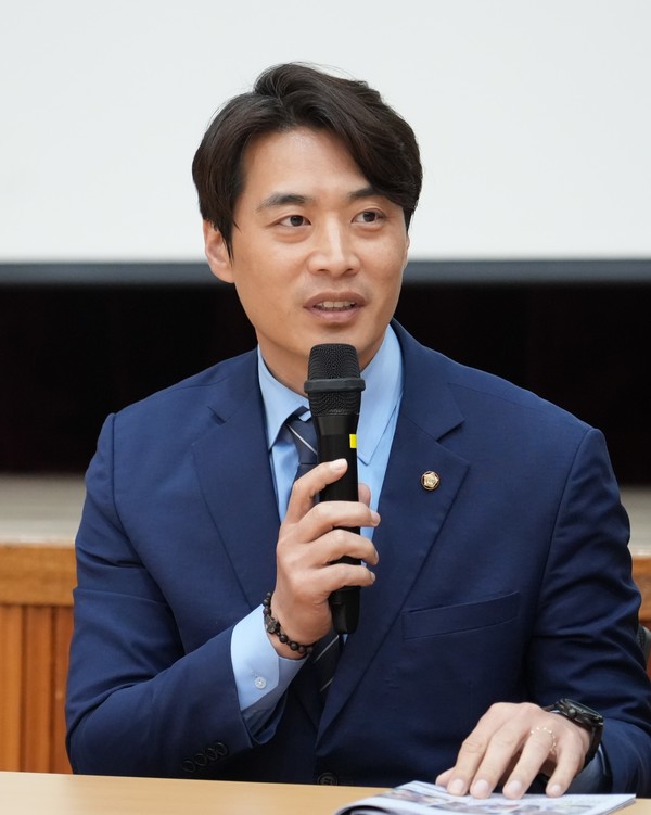 한준호 당선인은 "국민들이 가장 아플 때 옆에 있어주고 손을 잡아주는 것이 국회의원의 역할이라고 생각한다”고 말했다. 한준호 당선인은 이날 다른 일정으로 인해 주요공약 관련 대화시간에는 함께하지 못했다.