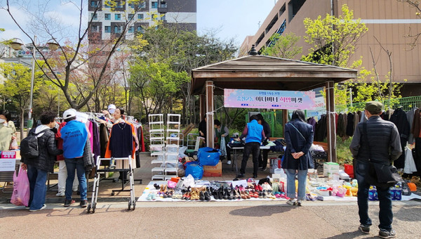  중산2동 지역사회보장협의체가 풍산역 일반광장에서 아나바다 희망마켓을 열었다.