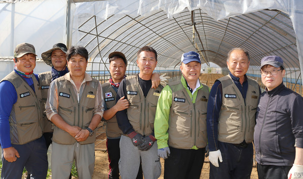 한국후계농업경영인연합회 지도지구회 회원들과 지도농협 장순복 조합장, 한상권 상임이사.
