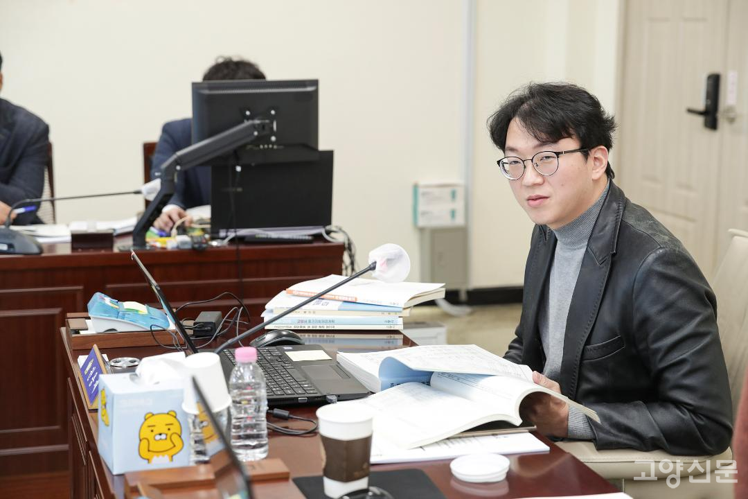 시의 용도용적률 규제조례안 상정에 대해 비판 입장을 나타내고 있는 권용재 건설교통위원회 위원(더불어민주당).