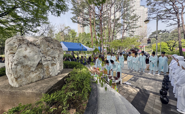  흰돌도당민속보전위원회가 주관한 흰돌도당제가 열리고 있다.