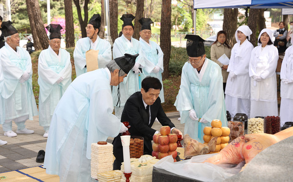 일반분향을 하고 있는 시민.
