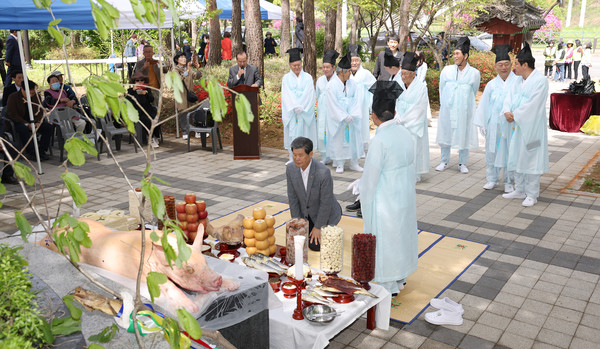 김용규 고양문화원장이 분향을 하고 있다.