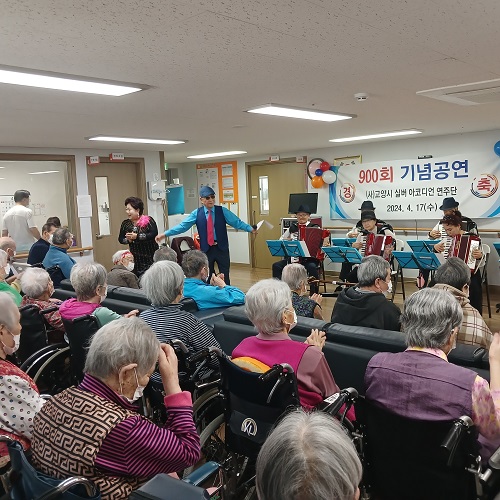     공길남 단장과 유원주 가수 겸 웃음치료사가 공연을 하고 있다.