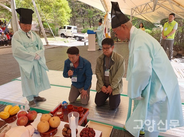이창림 조합장과 서창석 산악대장이 시산제 의식을 하고 있다.