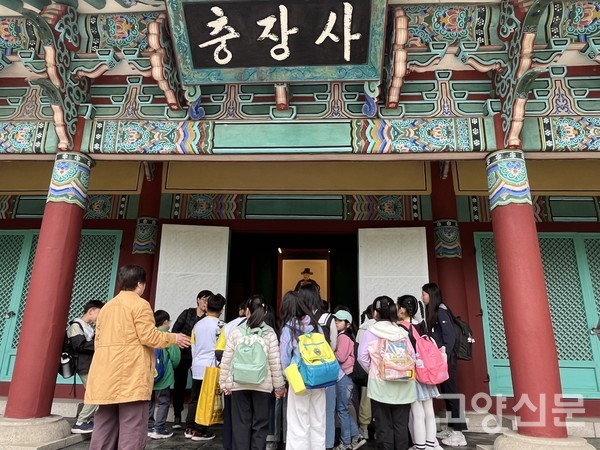 충장사에 들러 권율도원수의 업적에 대한 이야기를 듣고 참배하는 모습