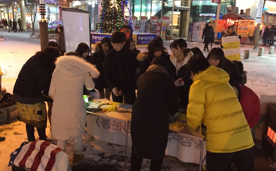 2014년 시작한 길거리 서명전. 천막도 없던 시절에 눈이 오나 비가 오나 평일엔 저녁,주말엔 낮에 서명대를 펼쳤다. [사진제공=세월호를기억하는일산시민모임]