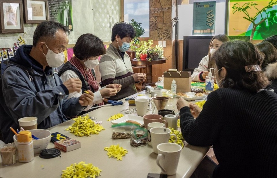  볼펜이 얼어 서명대를 펼치기 어려운 시절이나 코로나 시기엔 청소년, 또는 유가족들과 리본만들기 등 실내 활동을 지속했다. 대화동 '아시아의 친구들' 사무실은 세일모의 든든한 아지트였다. [사진제공=세월호를기억하는일산시민모임]