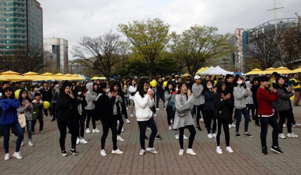많은 시민들이 함께 해 준, 세월호를 기억하기 위한 플래시몹. [사진제공=세월호를기억하는일산시민모임]
