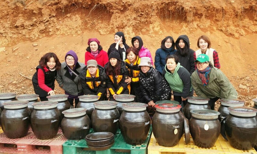 정성 가득한 장을 담가 세월호 유가족들에게 전달했다. [사진제공=세월호를기억하는일산시민모임]