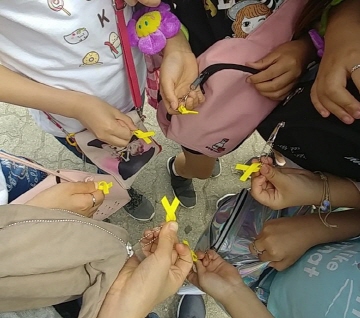 손에서 손으로 전해진 노란 리본. 세월호를 잊지 않겠다는 다짐이 담겼다. [사진제공=세월호를기억하는일산시민모임]