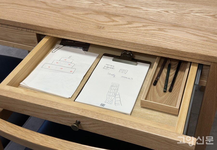 테이블에 있는 서랍을 열면 메모지와 노트, 연필이 들어있어 간단한 메모나 필기를 할 수 있다.