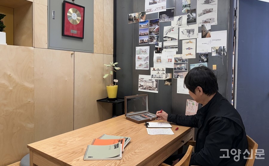 책방 안쪽 독립된 공간 테이블에서 작업하는 정화택 대표.