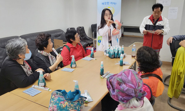 관산동이 내유경로당에서 ‘찾아가는 구강건강교육’을 진행했다. 