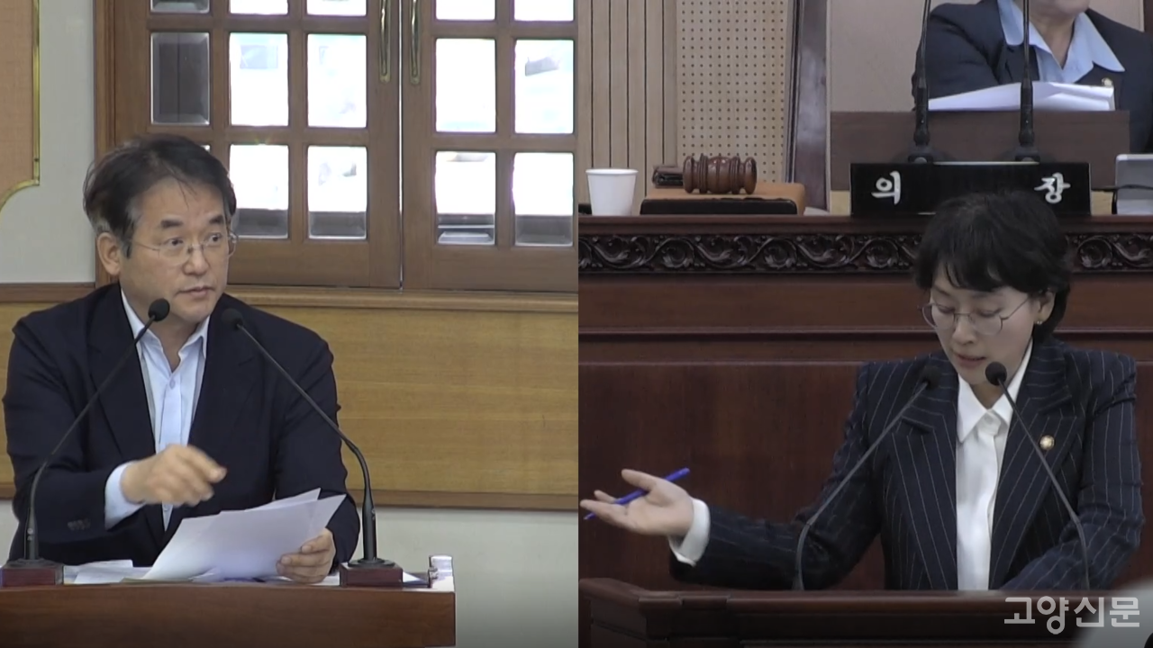 김해련 시의원(오른쪽)이 19일 이동환 시장을 상대로 시정질의를 하고 있다. 김해련 의원은 고양시가 법적 구속력 없는 투자업무협약 남발로 '성과 부풀리기'에 몰두하는 것 아니냐고 지적했다.